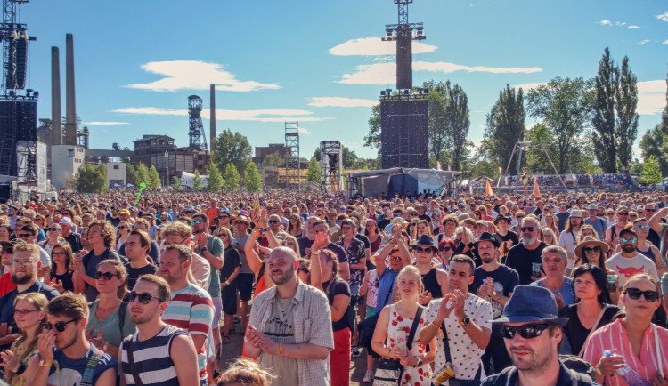 Colours of Ostrava: Tlumočení hvězd do znakové řeči i servis pro zdravotně znevýhodněné