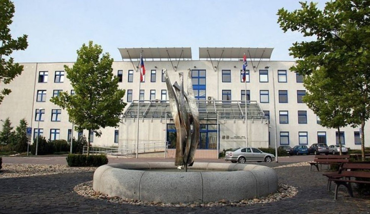 Kraj rozdělí školám milion korun na podporu v oblasti prevence rizikových typů chování