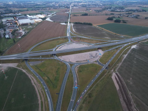 Příčinou zaplavení dálniční křižovatky D11 u Hradce Králové bylo bláto v kanalizaci