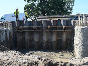 Na půlmiliardové přestavbě křižovatky Mileta v Hradci začala stavba podchodů