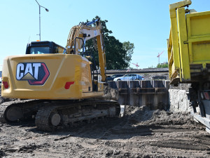 Na půlmiliardové přestavbě křižovatky Mileta v Hradci začala stavba podchodů