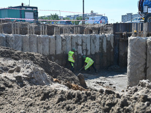 FOTO: Na půlmiliardové přestavbě křižovatky Mileta v Hradci začala stavba podchodů