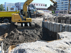 Na půlmiliardové přestavbě křižovatky Mileta v Hradci začala stavba podchodů