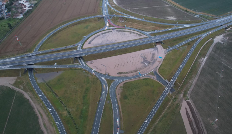 Příčinou zaplavení dálniční křižovatky D11 u Hradce Králové bylo bláto v kanalizaci