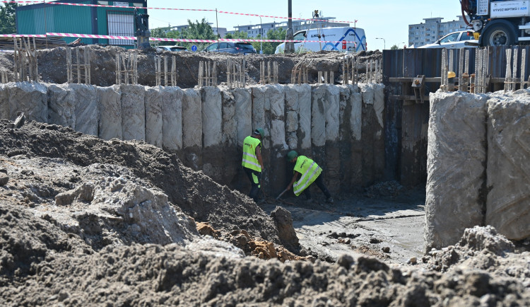 Na půlmiliardové přestavbě křižovatky Mileta v Hradci začala stavba podchodů