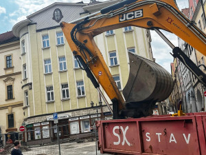 Kopeček z hradeckého Velkého náměstí bude opět průjezdný v polovině srpna