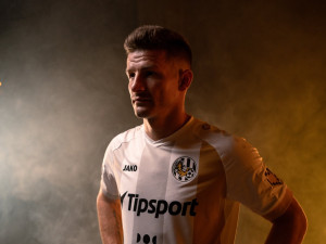 ANKETA: Hradečtí fotbalisté představují nové dresy pro sezónu 2024/25. Jak se vám líbí?