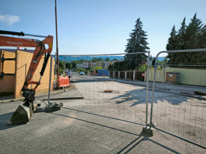 Obnova vodovodních trubek ve Dvoře Králové pokračuje. Práce postupují do závěrečné fáze