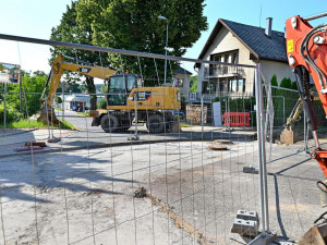 Obnova vodovodních trubek ve Dvoře Králové pokračuje. Práce postupují do závěrečné fáze