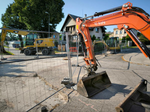 Obnova vodovodních trubek ve Dvoře Králové pokračuje. Práce postupují do závěrečné fáze