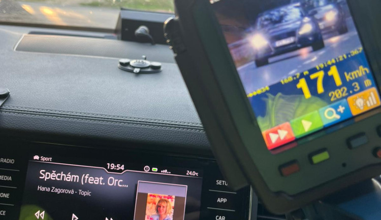 Dvojice řidičů přišla o papíry za rychlost. Jeden z nich jel přes 170 kilometrů v hodině