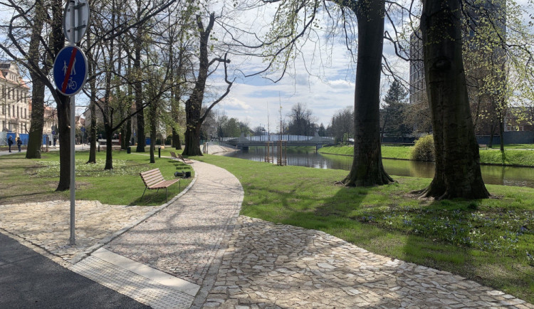 Park Dukelská funguje už více než rok, stále však není kompletní. Chybí dětské hřiště i tráva na svazích