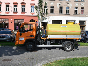 Hradec Králové pořídil nové vaky na zavlažování stromů. Použil peníze re-use projektu
