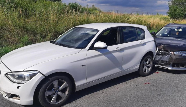 Mladý řidič způsobil nehodu na výpadovce na Pelhřimov. Škoda na třech autech je 300 tisíc korun