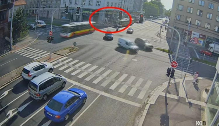 VIDEO: Cyklista zkřížil cestu řidičce MHD, která musela prudce brzdit. Několik cestujících se zranilo