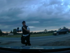 VIDEO: Řidič Superbu se kolem hlídky prohnal stodevadesátkou. Přišel o papíry