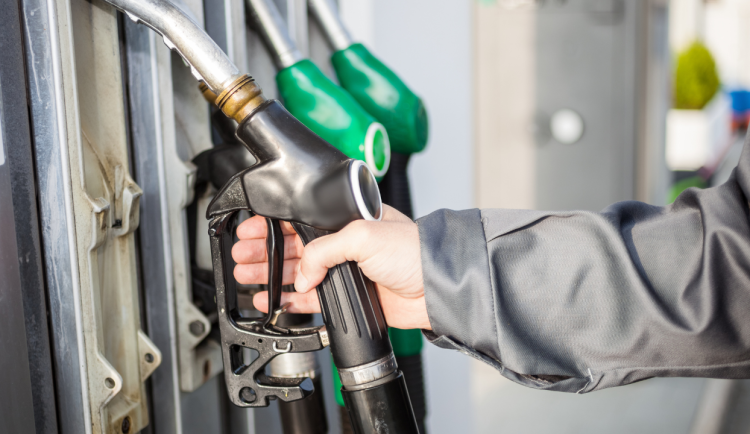 Ceny paliv v ČR dále klesají, podle analytiků bude zlevňování pokračovat
