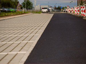 Zborovská ulice v Hořicích má nový povrch i parkovací místa