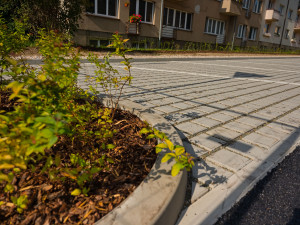 Zborovská ulice v Hořicích má nový povrch i parkovací místa