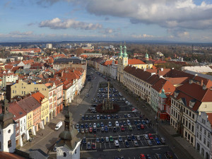 Nad Velkým náměstím létá dron Čestmír. Jeho úkolem je mapovat teplotu