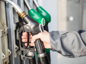 Ceny paliv v ČR dále klesají, podle analytiků bude zlevňování pokračovat