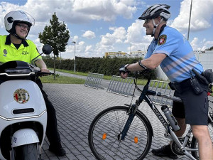 Strážníky městské policie v Hradci Králové nově potkáme na elektroskútrech