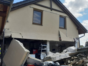 Za výbuchem domu na Náchodsku je poškození systému fovovoltaické elektrárny, tvrdí hasiči