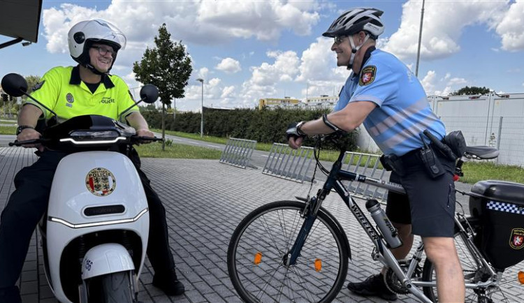 Strážníky městské policie v Hradci Králové nově potkáme na elektroskútrech