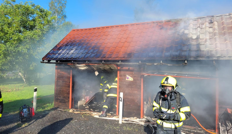 Na Frýdecko-Místecku se při požáru garáže zranil hasič