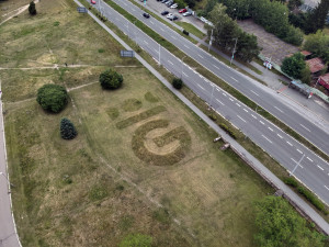 Hradec Králové se vyžívá v mozaikovém sekaní. U Brněnské vzniklo velké městské logo