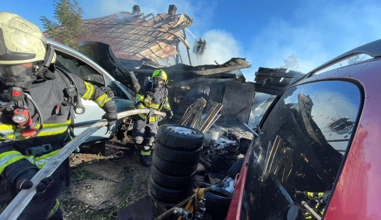 Na Náchodsku hoří rodinný dům, na místě 12 jednotek hasičů, bez zranění