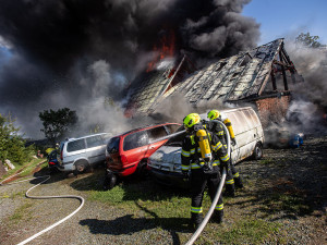 Při hašení se ve Velkém Třebešově na Náchodsku propadl strop rodinného domu