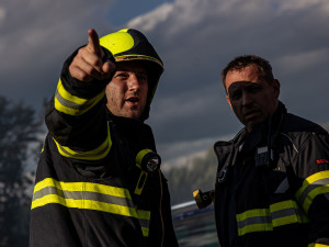 Desítky hasičů uháněly krotit plameny do Velkého Třebešova