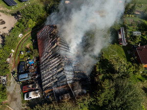 Desítky hasičů uháněly krotit plameny do Velkého Třebešova