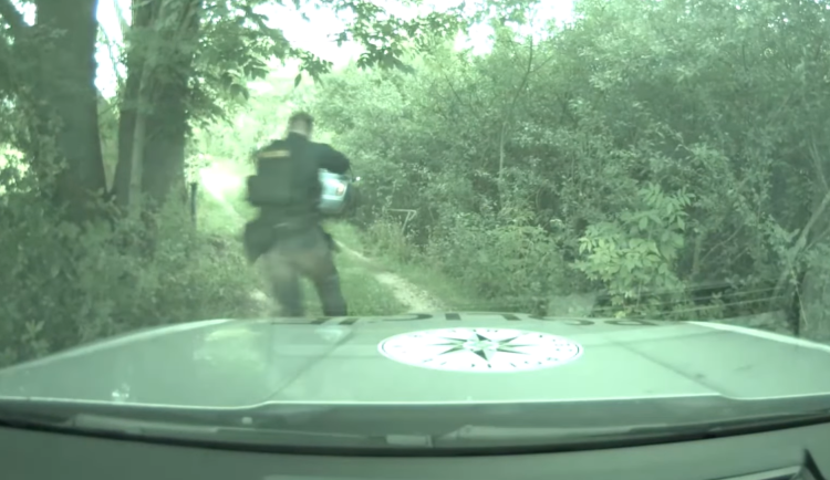VIDEO: Řidič na drogách se pokusil ujet policejní hlídce. Do roku 2026 měl zákaz řízení
