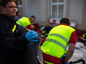FOTO: Tragická nehoda v Novém Městě nad Metují si vyžádala život a několik zraněných