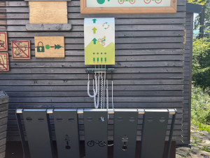 Návštěvníci stezky v Janských Lázních si mohou zdarma dobít elektrokolo. Zatímco budou v korunách stromů