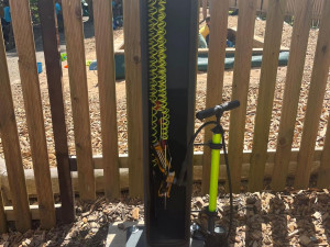 Návštěvníci stezky v Janských Lázních si mohou zdarma dobít elektrokolo. Zatímco budou v korunách stromů