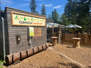 Návštěvníci stezky v Janských Lázních si mohou zdarma dobít elektrokolo. Zatímco budou v korunách stromů