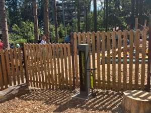 Návštěvníci stezky v Janských Lázních si mohou zdarma dobít elektrokolo. Zatímco budou v korunách stromů