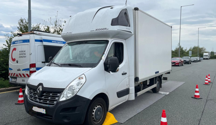 Policie se zaměřila na řidiče kamionů a dodávek. Dopadla notorického porušovače pravidel