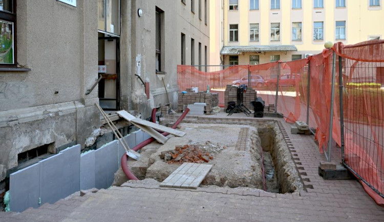 Historický vzhled a lepší přístupnost. Škola u pošty ve Dvoře Králové prochází rekonstrukcí