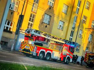 V centru Hradce Králové hořelo, deset lidí skončilo na ulici