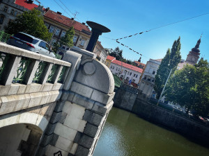 Pražský most v centru Hradce už je průjezdný, o den dříve