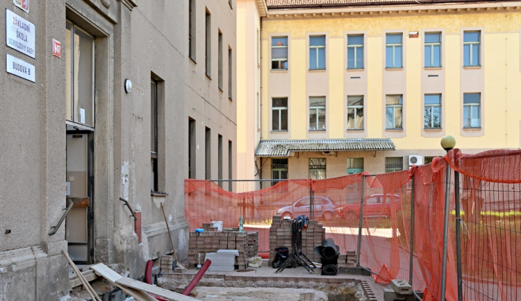 Stavbaři vylepšují dvorskou Základní školu Schulzovy sady