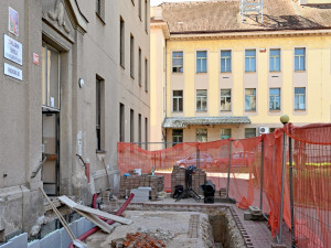 Stavbaři vylepšují dvorskou Základní školu Schulzovy sady