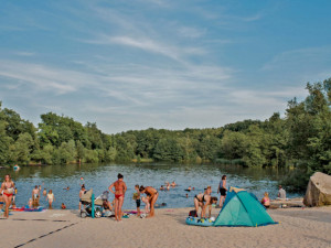 Hygienici zakázali koupání v přírodním koupališti v Sedmihorkách. Ve vodě jsou sinice