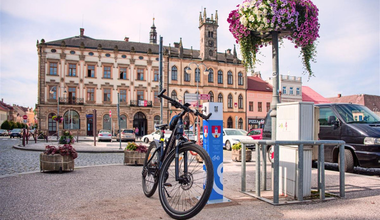 Turisté v Hořicích mají k dispozici novou dobíjecí stanici na elektrokola