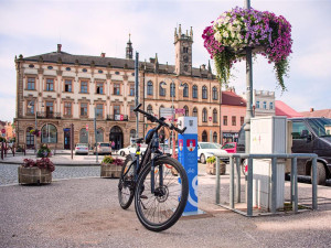 Turisté v Hořicích mají k dispozici novou dobíjecí stanici na elektrokola