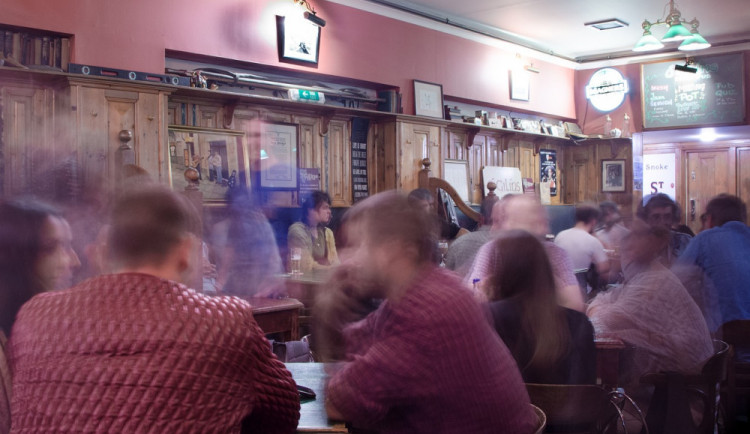 Zloděj se vloupal do hospody v centru Brna. Ukradl počítače, peníze a na oslavu i alkohol